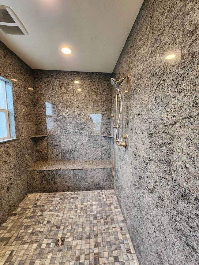 Building Photo - Single Family Home in Rio Dell!