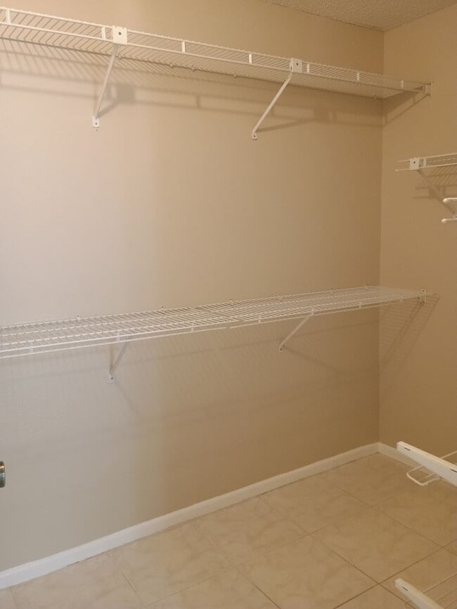 Building Photo - Upgraded 2/2 condo near UCF