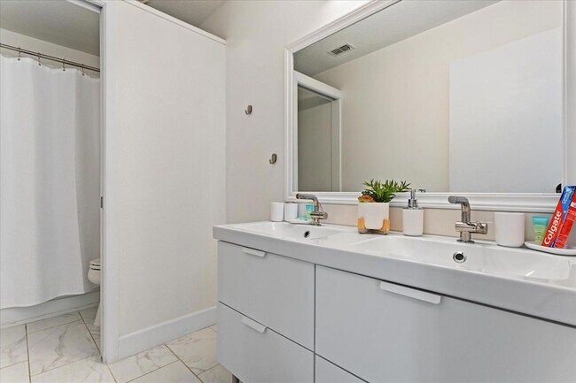 Building Photo - 642 Elderberry Dr