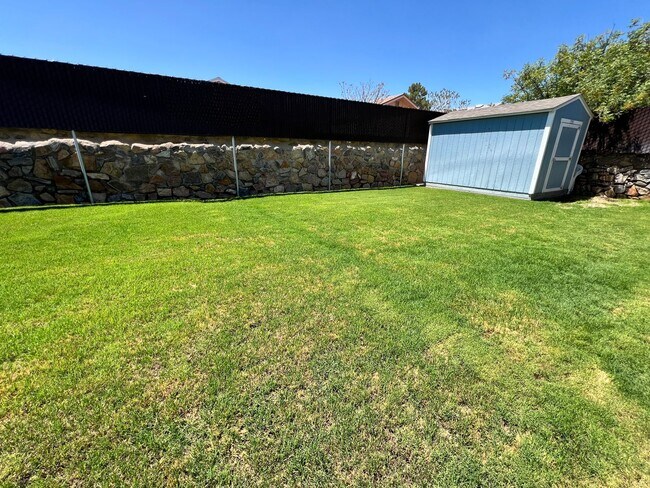 Building Photo - Beautiful East Side Home-Prime Location!