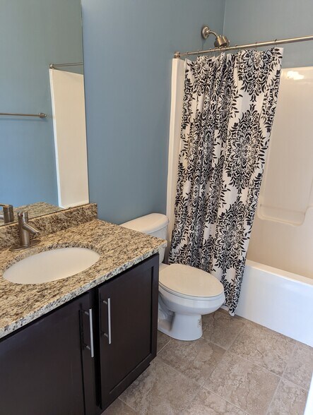 Second Bathroom - 529 Steel Gardens Blvd