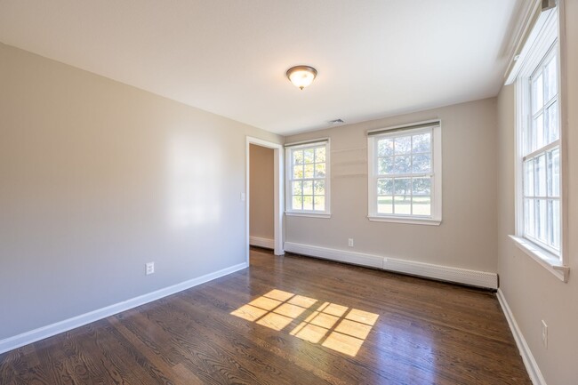 Building Photo - Charming 4 Bedroom Colonial with Updated K...