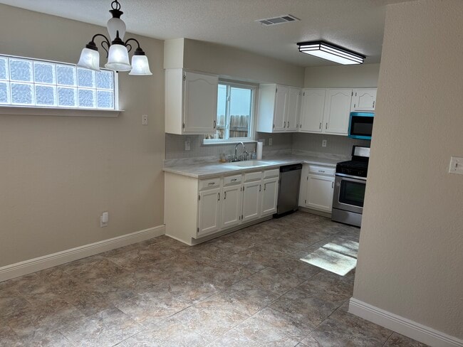 Building Photo - 4605 Pelham Dr