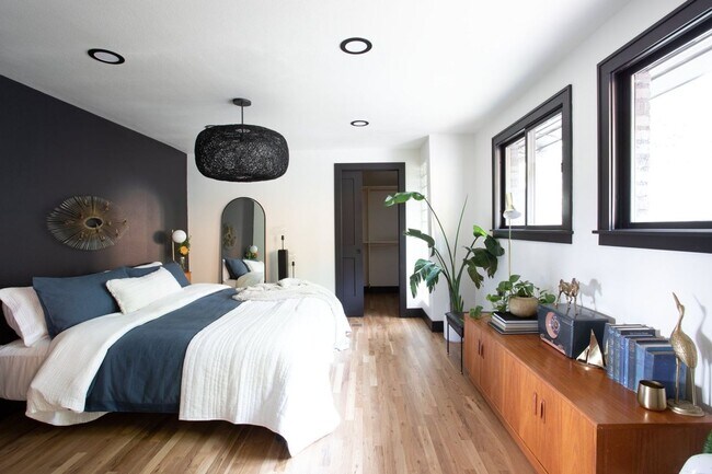 Building Photo - Fully Furnished Luxury Executive Rental