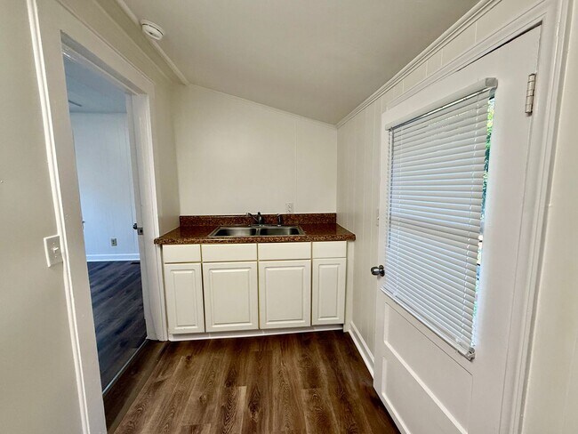 Building Photo - Cozy 1BR • 1BA Home Near Downtown Burlington!