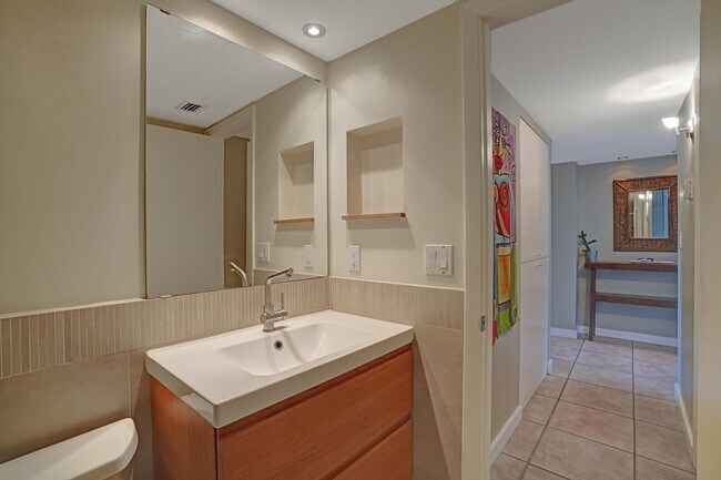 Building Photo - 1831 Sabal Palm Dr