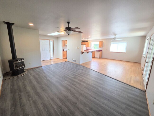 Building Photo - Port Ludlow Farmhouse for Rent, Freshly Updated and Available Now!