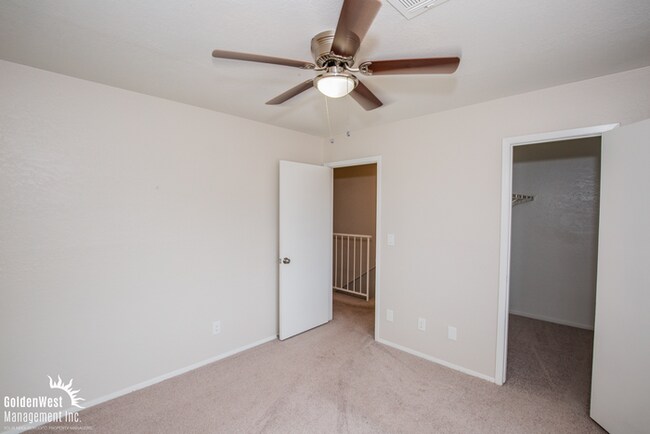 Building Photo - Spacious and Maintained 2Bdm 1.5Ba Townhome in Henderson.