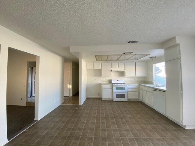 Building Photo - 1421 Padua Ave