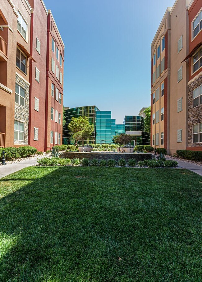 Building Photo - Top Floor 2 Bedroom Condo Located in Manhattan