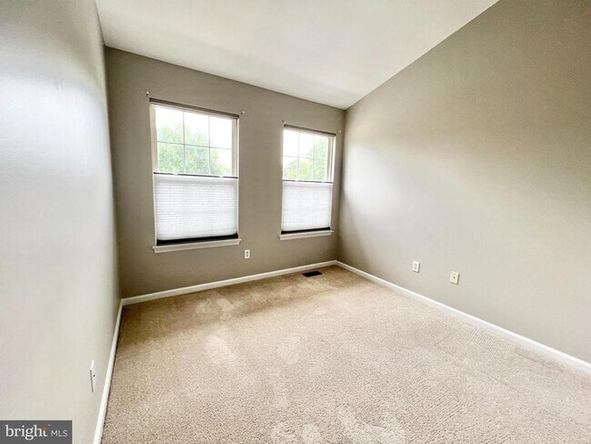 Building Photo - 6400 Warren Point Ct