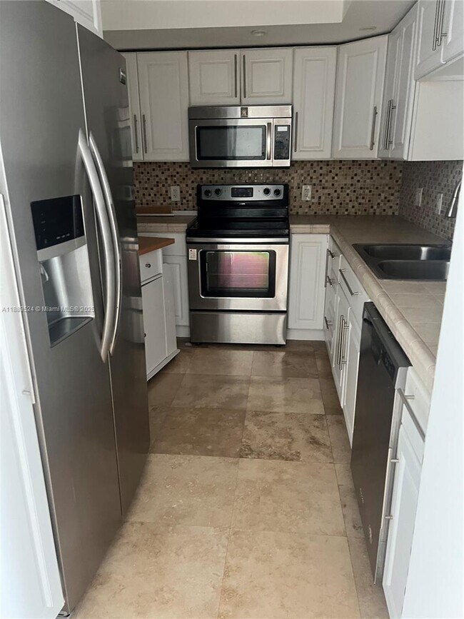 Building Photo - 400 Kings Point Dr