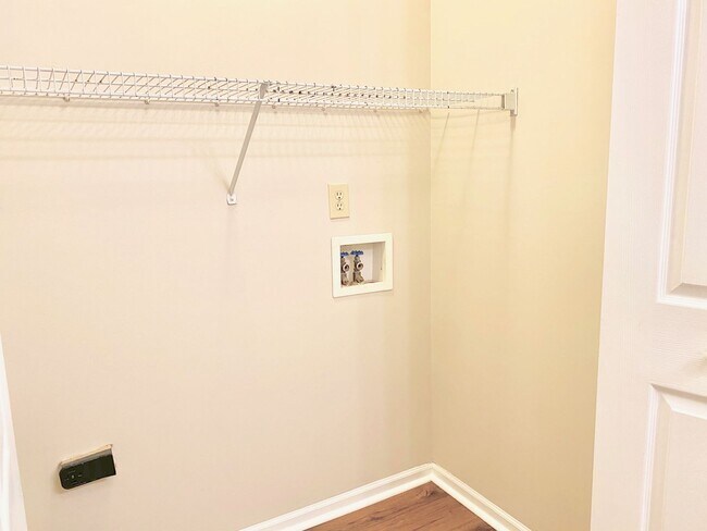 Building Photo - COMING SOON!! Great 3 Bedroom 2 Bathroom R...