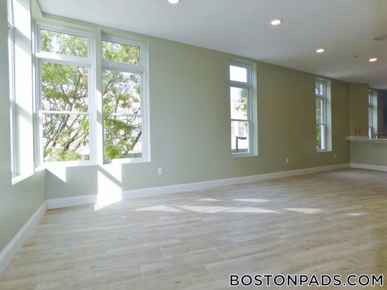 Building Photo - 10 Roxbury St