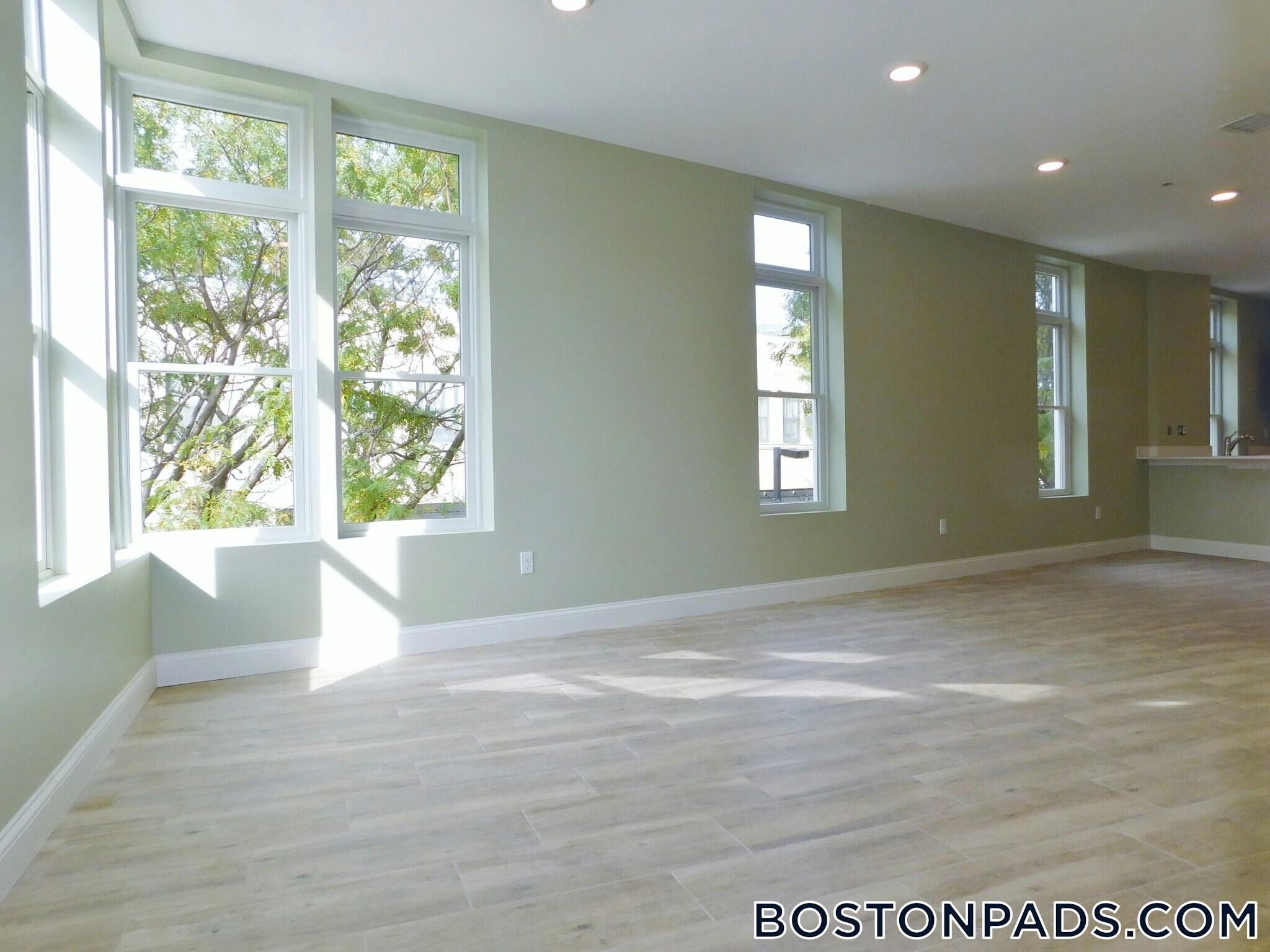 Building Photo - 10 Roxbury St