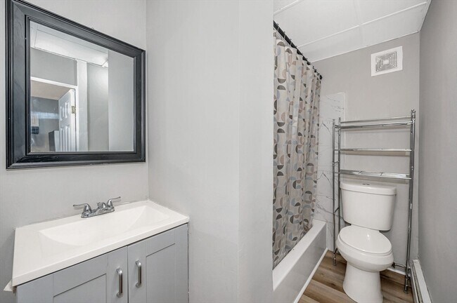 Building Photo - 50 1/2 Common St