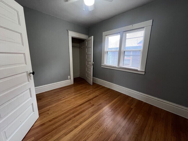 Building Photo - Large 3 Bedroom Duplex with Washer/Dryer - Water included!