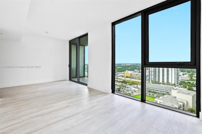 Building Photo - 1 br, 1.5 bath Condo - 121 NE 34th St Unit...