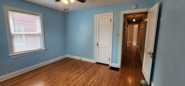 Building Photo - Welcome to this charming 3-bedroom, 2-bath...
