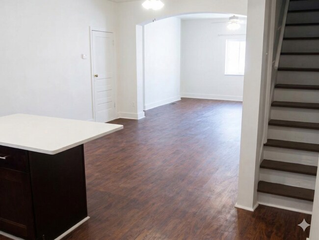 Building Photo - Luxury College Rental - South Side Flats