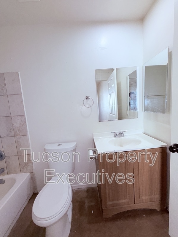 Building Photo - 1412 E 25th St