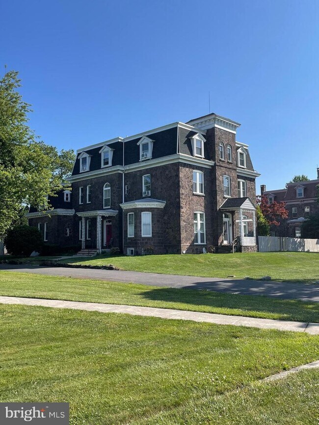 Building Photo - 205 Bank Ave