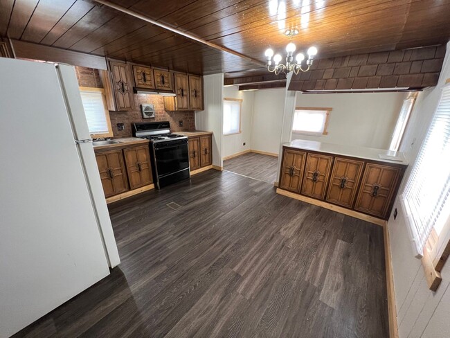 Building Photo - 2 Bedroom 1 Bath Updated Mobile Home in A ...
