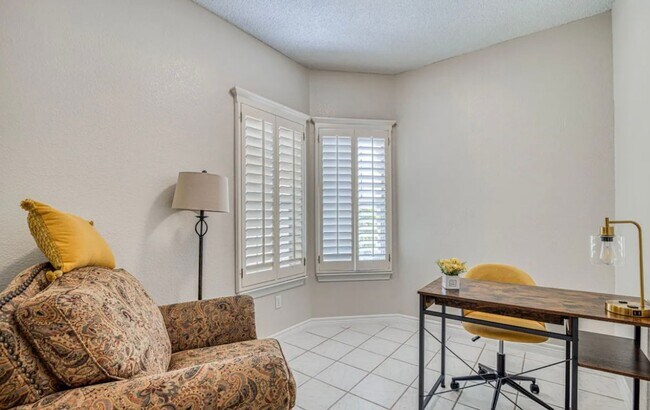 Building Photo - Short Term leases optionn4 Bedrooms 3 baths( near by Sunland Park Dr & Mesa St)