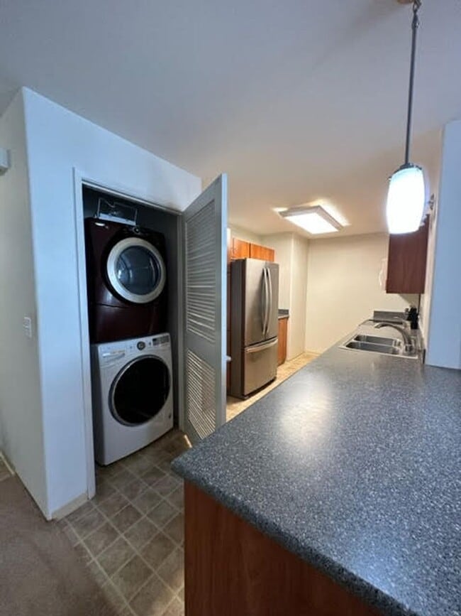 Building Photo - Spacious 2 bedrooms, 2 full baths with enclosed garage