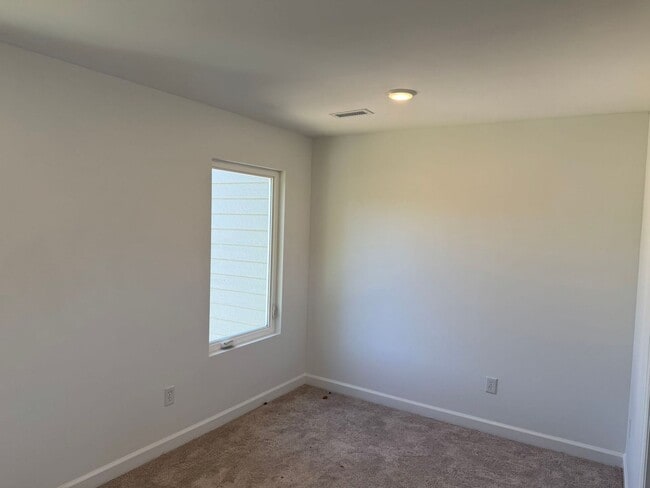 Building Photo - Brand new luxury townhome on the eastside....