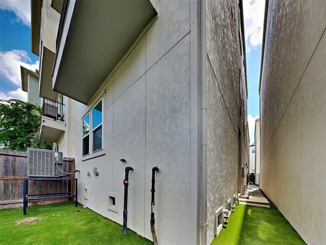 Building Photo - 1313 W 24th St