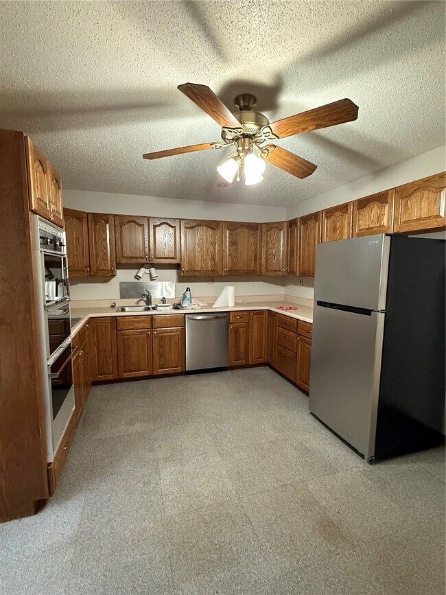 Building Photo - 8653 Reichl Dr