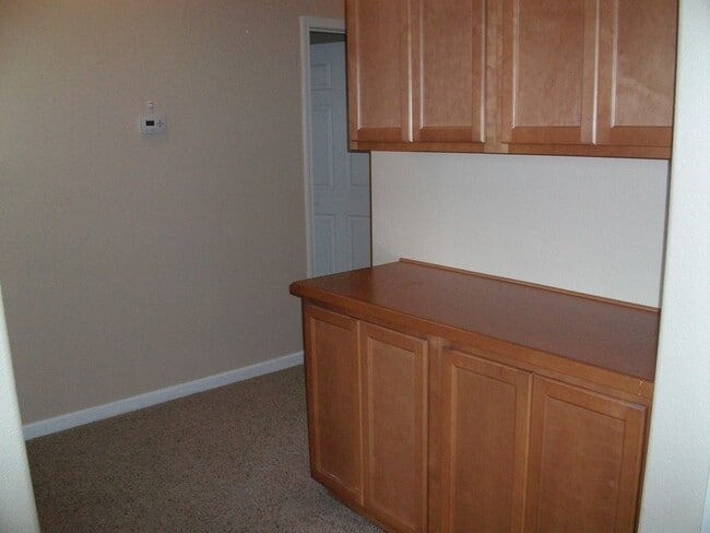 Building Photo - Well maintained 3 bedroom, 2-1/2 bath, 2-car garage $2400.00