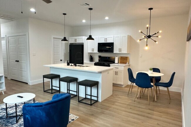 Building Photo - 929 Marjorie St