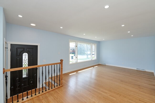 Building Photo - 8544 W Roseview Dr