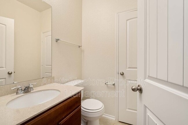 Building Photo - 907 Solitude Dr