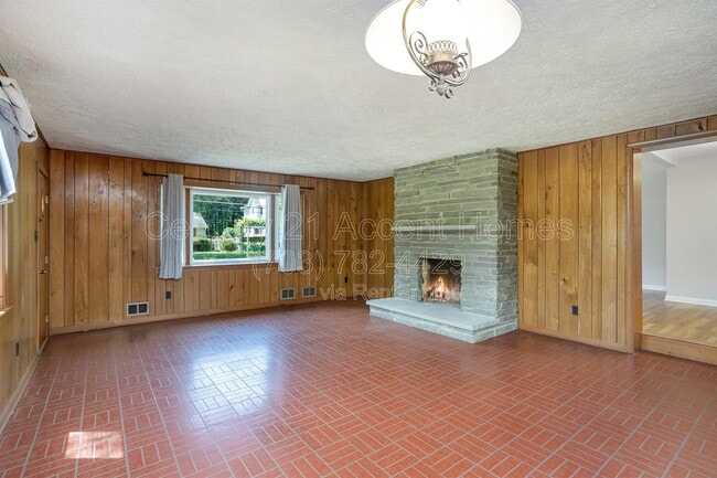 Building Photo - 3233 Holly Hill Dr