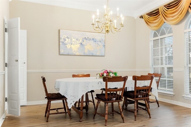 Building Photo - 118 W Greenbriar Ln