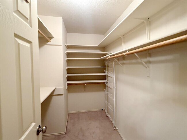 Building Photo - 2608 Stenson Dr