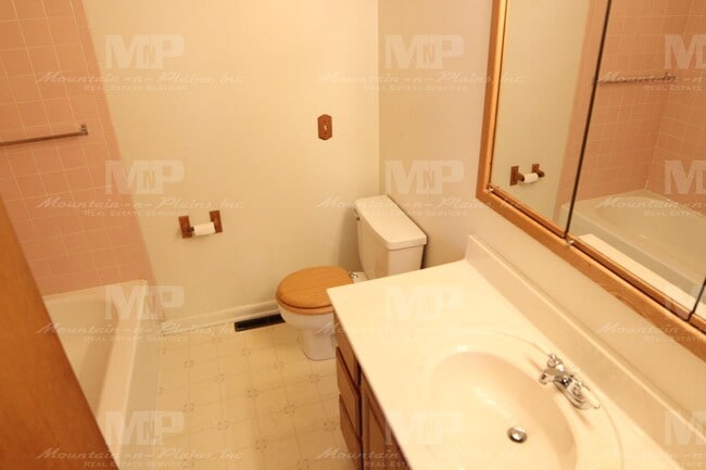 Building Photo - 1215 Lynnwood Dr