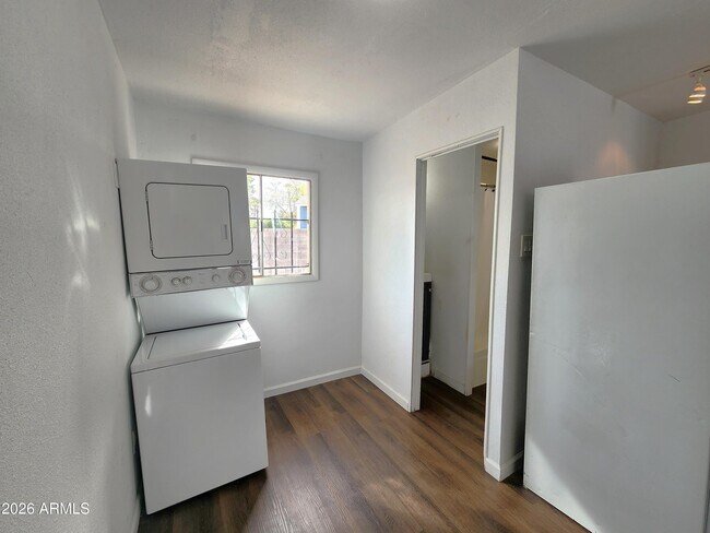 Building Photo - 1618 W Gardenia Dr