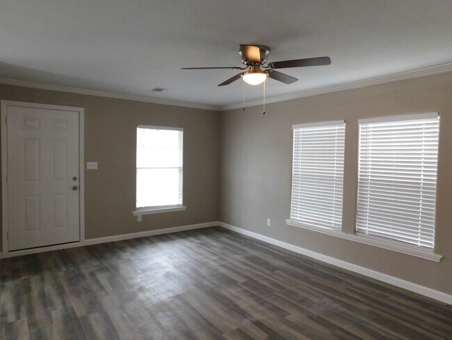 Building Photo - 155 Varsity Dr