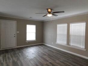 Building Photo - Room For Rent