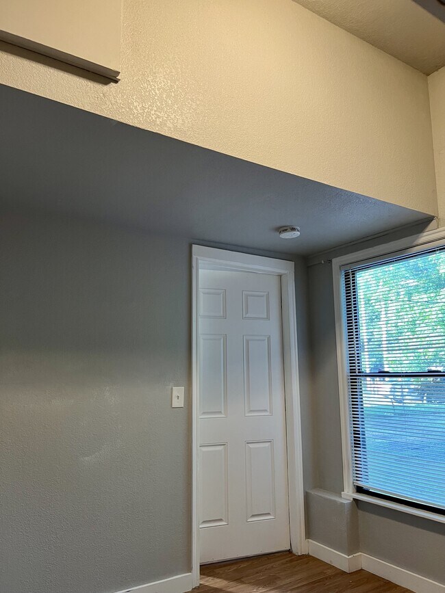 Building Photo - 107 N Gillette Ave