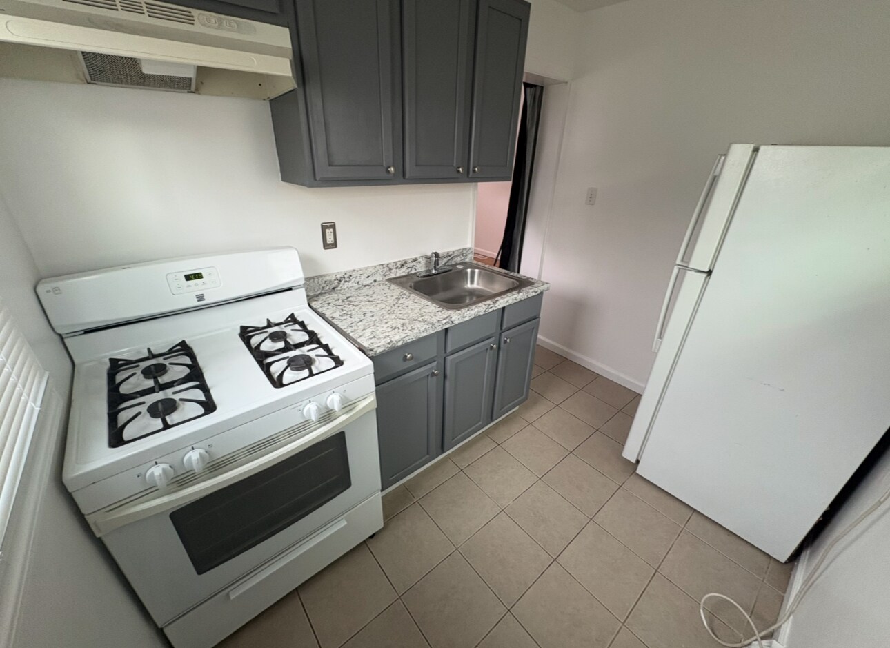 Kitchen - 537 Schiller Ave