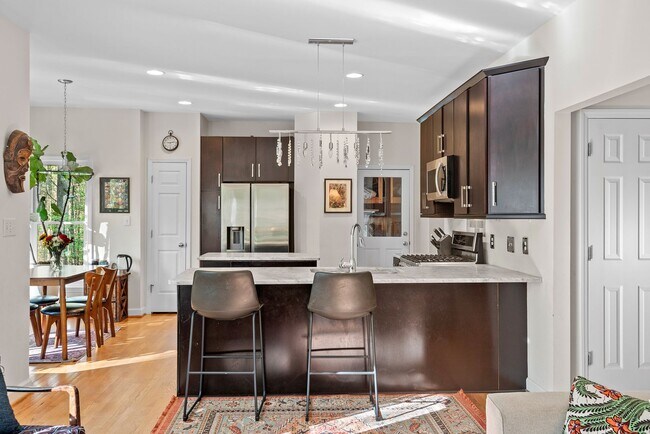 Building Photo - Charming Home on Large Lot in Chapel Hill!