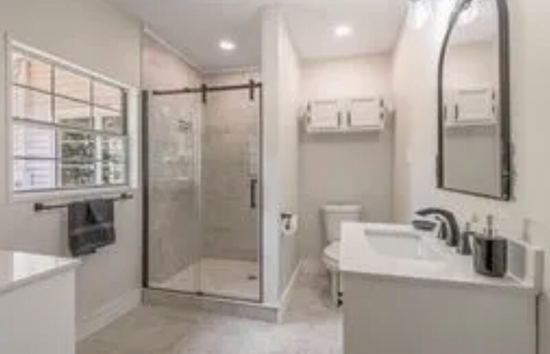 Building Photo - 924 E Houston Ave