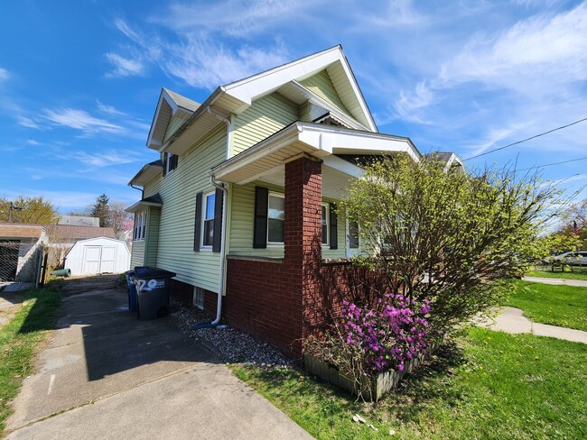 Building Photo - 3 Bedroom House
