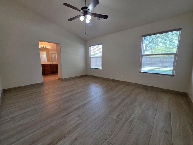 Building Photo - 3 bedroom 2 bathroom in NW Visalia!