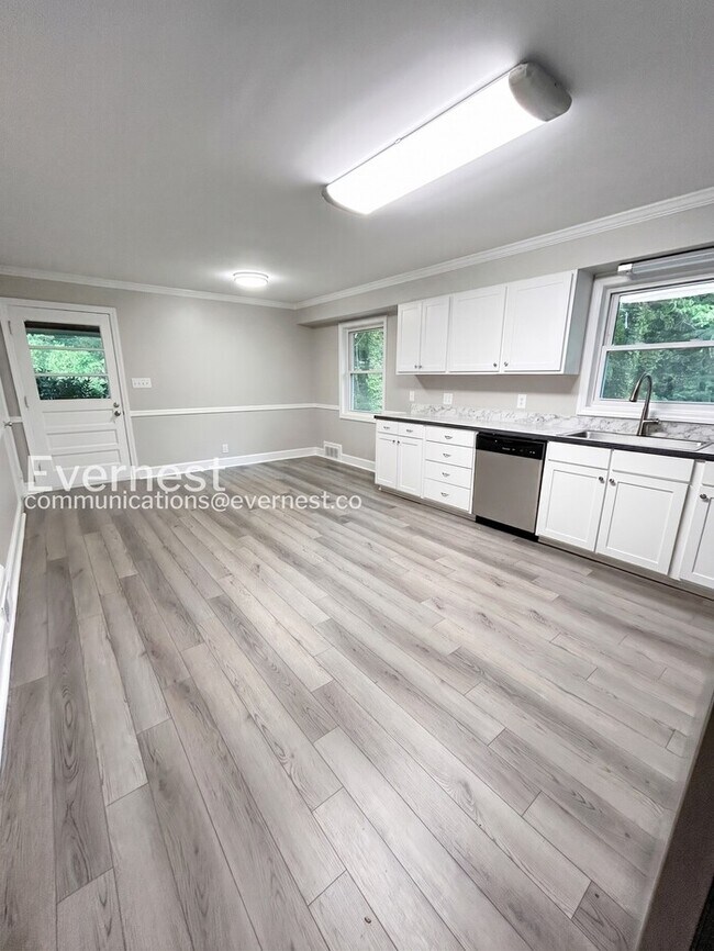 Building Photo - 112 Tabor St